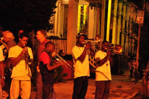 Banda de jazz toca nas ruas de New Orleans, na Louisiana - Estados Unidos
